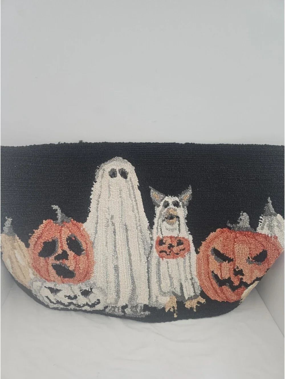 HOOKED ACCENT RUG 22 in x 38 in With Foam Underfoot Halloween New